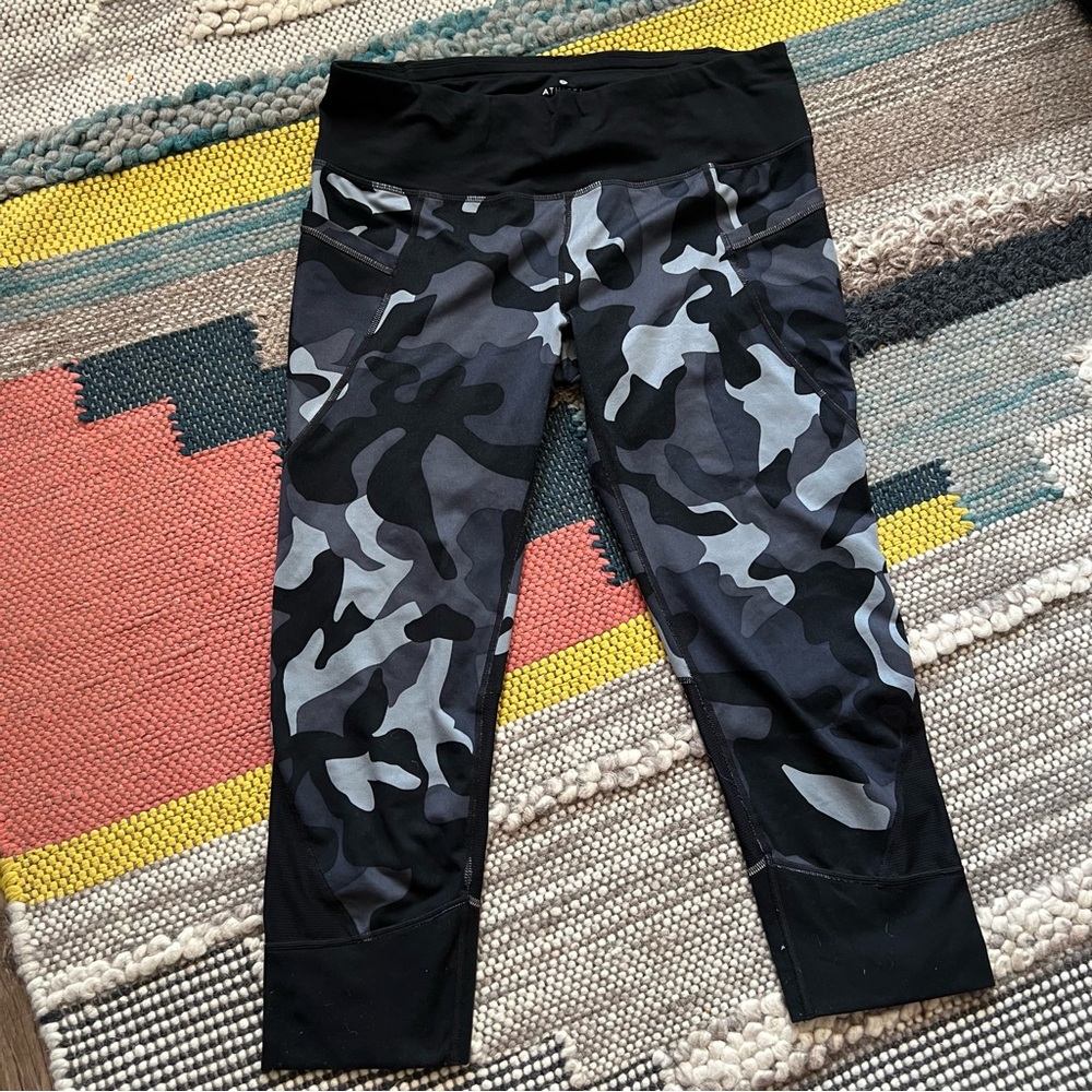 Athleta Women’s Black Camouflage Leggings Size L